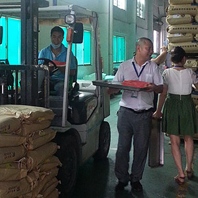 进行对生产一线员工送西瓜爱心活动——金尊国际化学