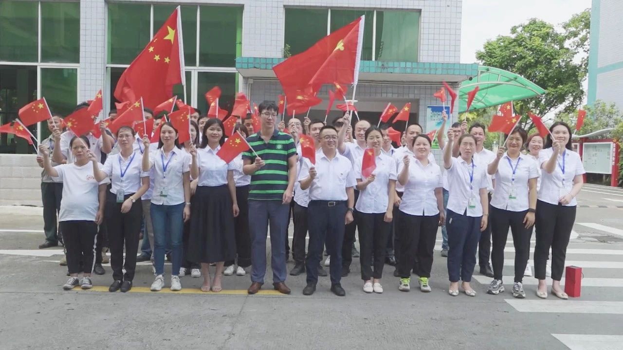 09-金尊国际党支部全体党员齐唱《没有共产党就没有新中国》合影02