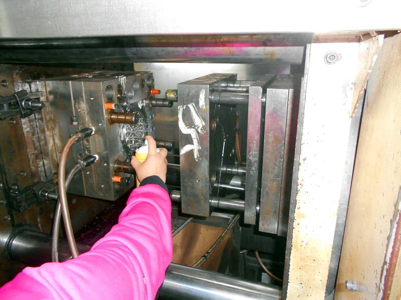 021-脱模困难，使用脱模剂手工脱模